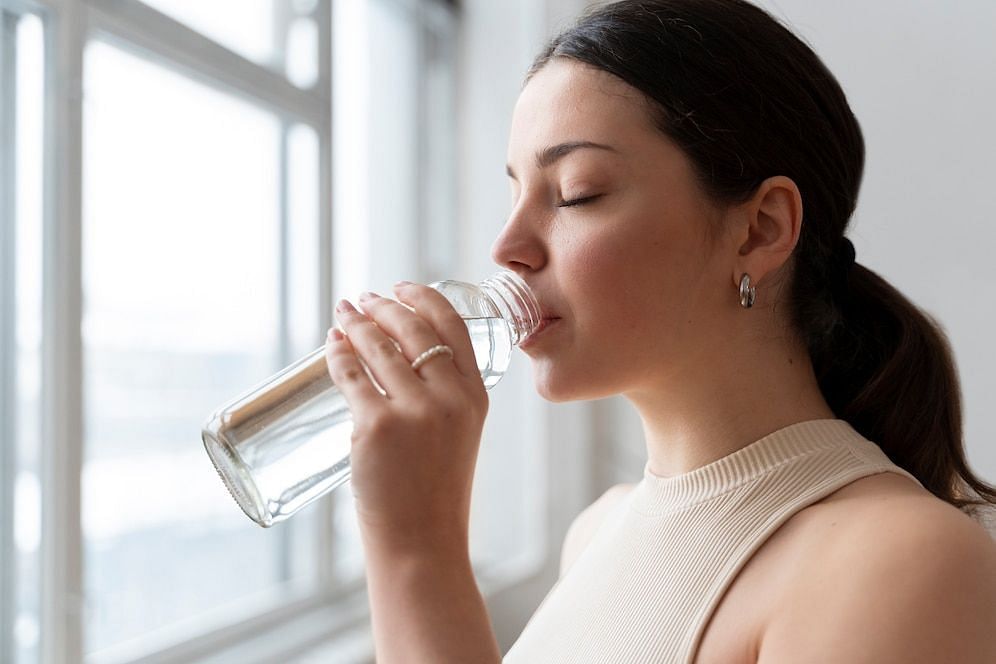 شرب الماء والبقاء رطبًا يساعد في حدوث صداع الكحول. (الصورة من Freepik)